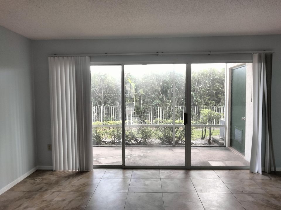 Active With Contract: $1,700 (1 beds, 1 baths, 750 Square Feet)