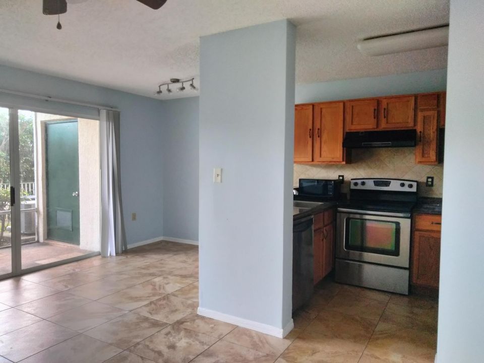 Active With Contract: $1,700 (1 beds, 1 baths, 750 Square Feet)