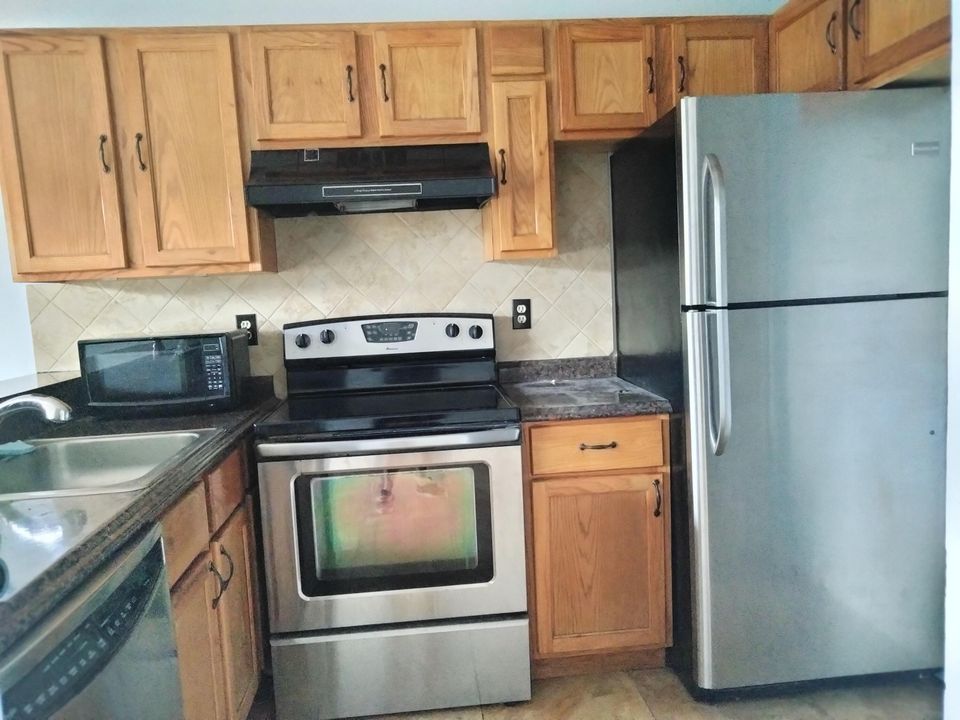 Active With Contract: $1,700 (1 beds, 1 baths, 750 Square Feet)