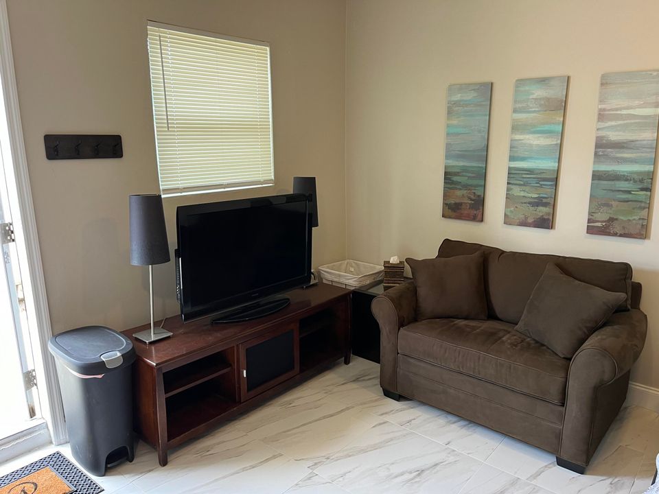 Active With Contract: $1,300 (1 beds, 1 baths, 2105 Square Feet)