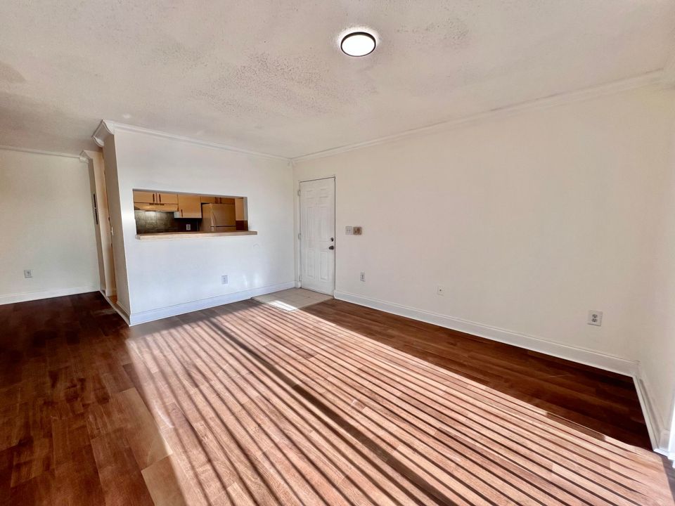 Active With Contract: $1,700 (1 beds, 1 baths, 676 Square Feet)