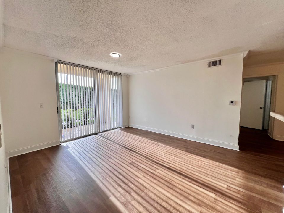 Active With Contract: $1,700 (1 beds, 1 baths, 676 Square Feet)