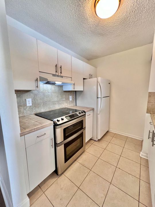 Active With Contract: $1,700 (1 beds, 1 baths, 676 Square Feet)