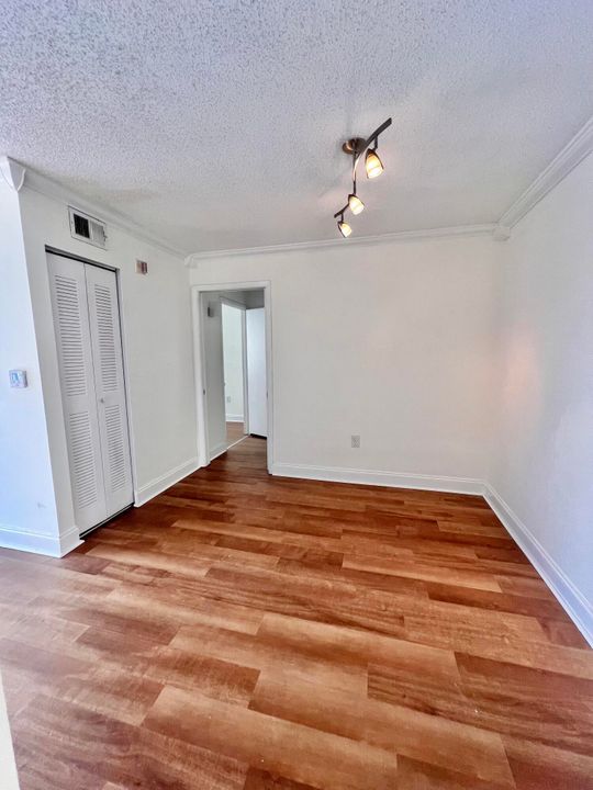 Active With Contract: $1,700 (1 beds, 1 baths, 676 Square Feet)