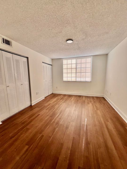 Active With Contract: $1,700 (1 beds, 1 baths, 676 Square Feet)