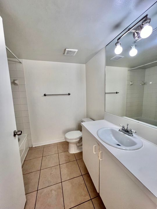 Active With Contract: $1,700 (1 beds, 1 baths, 676 Square Feet)