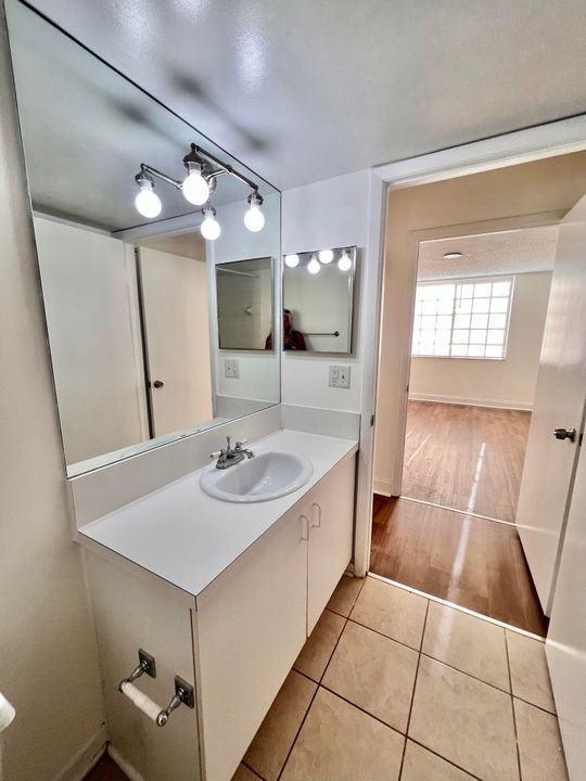 Active With Contract: $1,700 (1 beds, 1 baths, 676 Square Feet)