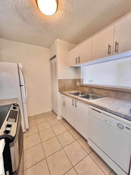 Active With Contract: $1,700 (1 beds, 1 baths, 676 Square Feet)