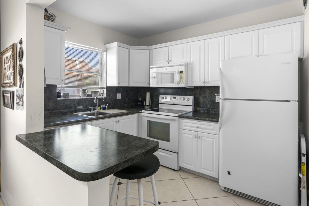 For Sale: $215,000 (2 beds, 2 baths, 978 Square Feet)