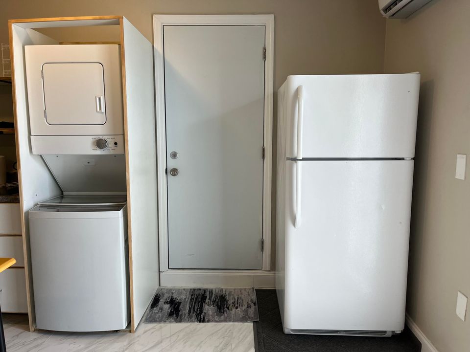 Active With Contract: $1,300 (1 beds, 1 baths, 2105 Square Feet)