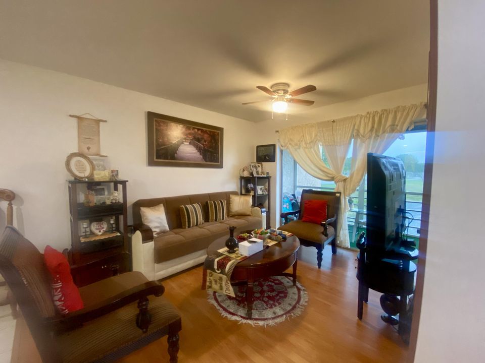 For Sale: $185,000 (2 beds, 2 baths, 812 Square Feet)