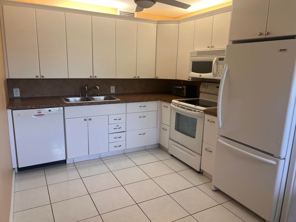 For Rent: $2,000 (2 beds, 2 baths, 1008 Square Feet)