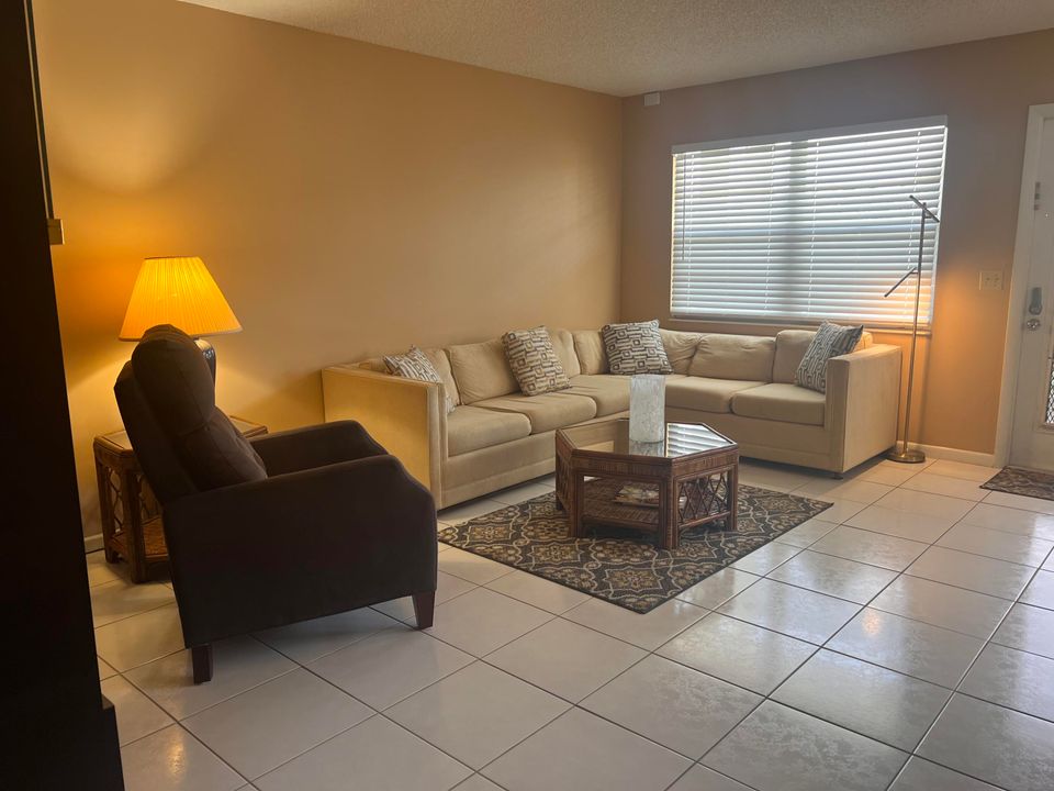 For Rent: $2,000 (2 beds, 2 baths, 1008 Square Feet)