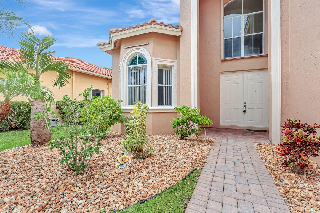 For Sale: $739,000 (5 beds, 3 baths, 3242 Square Feet)