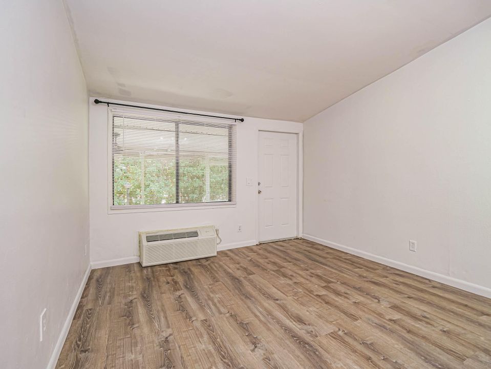 For Sale: $134,000 (1 beds, 1 baths, 550 Square Feet)