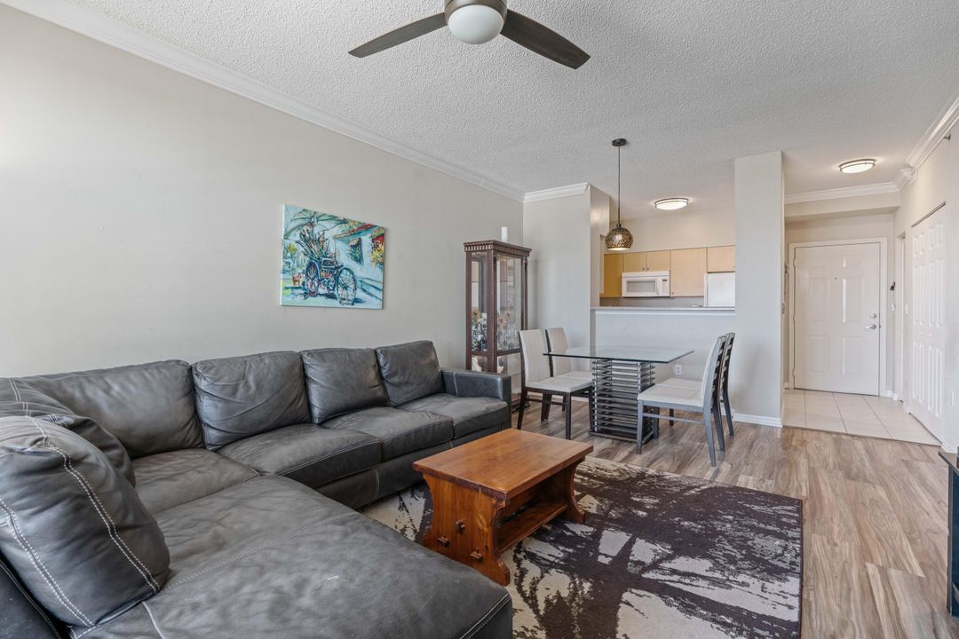Active With Contract: $2,100 (1 beds, 1 baths, 690 Square Feet)