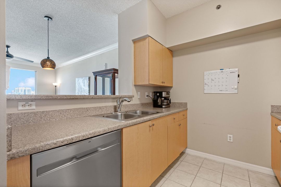 Active With Contract: $2,100 (1 beds, 1 baths, 690 Square Feet)