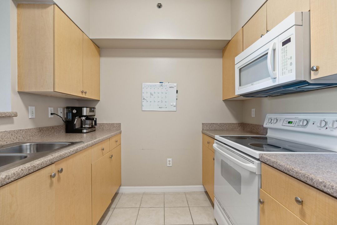 Active With Contract: $2,100 (1 beds, 1 baths, 690 Square Feet)