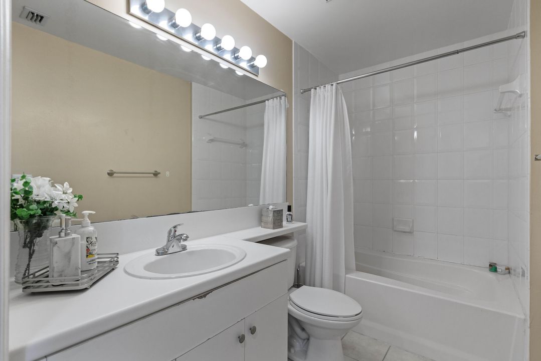 Active With Contract: $2,100 (1 beds, 1 baths, 690 Square Feet)