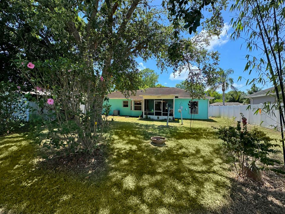 For Sale: $330,000 (3 beds, 2 baths, 1261 Square Feet)