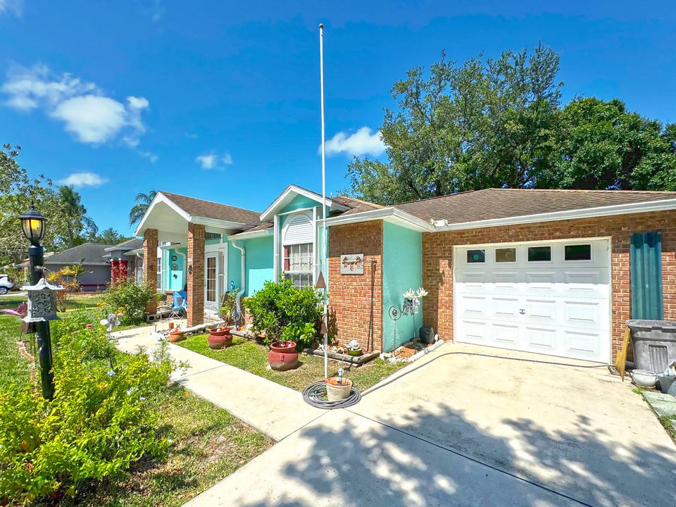 For Sale: $320,000 (3 beds, 2 baths, 1261 Square Feet)