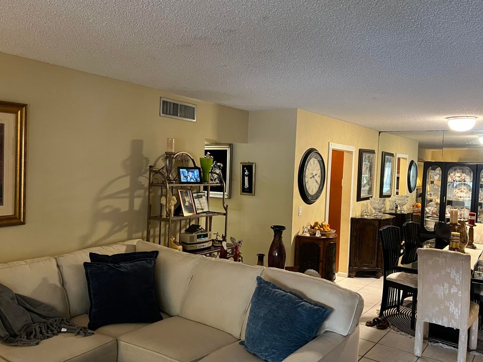 For Sale: $259,900 (2 beds, 2 baths, 1008 Square Feet)