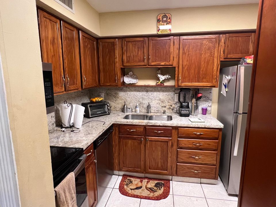 For Sale: $259,900 (2 beds, 2 baths, 1008 Square Feet)