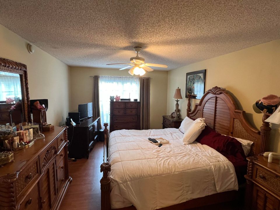 For Sale: $259,900 (2 beds, 2 baths, 1008 Square Feet)