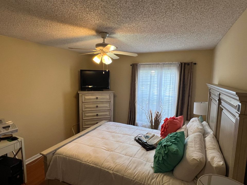 For Sale: $259,900 (2 beds, 2 baths, 1008 Square Feet)