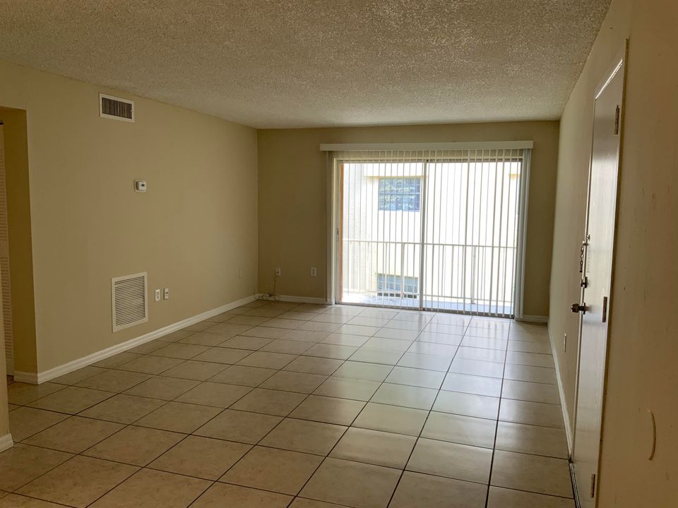 For Rent: $1,850 (2 beds, 2 baths, 925 Square Feet)