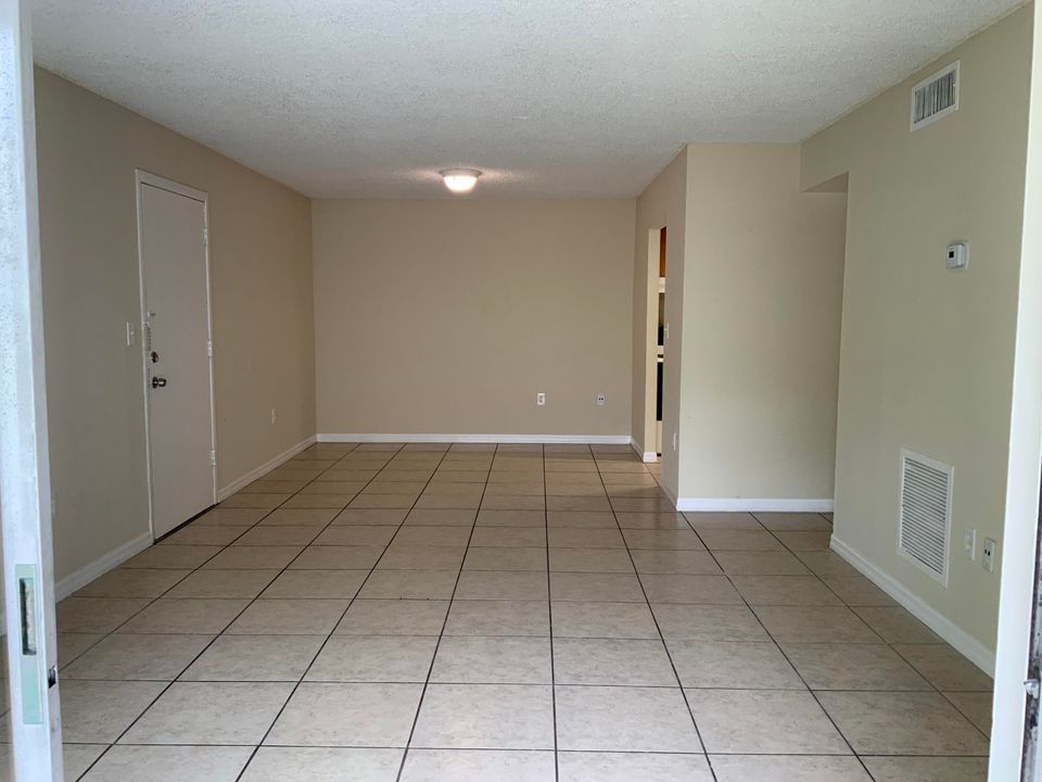 For Rent: $1,850 (2 beds, 2 baths, 925 Square Feet)