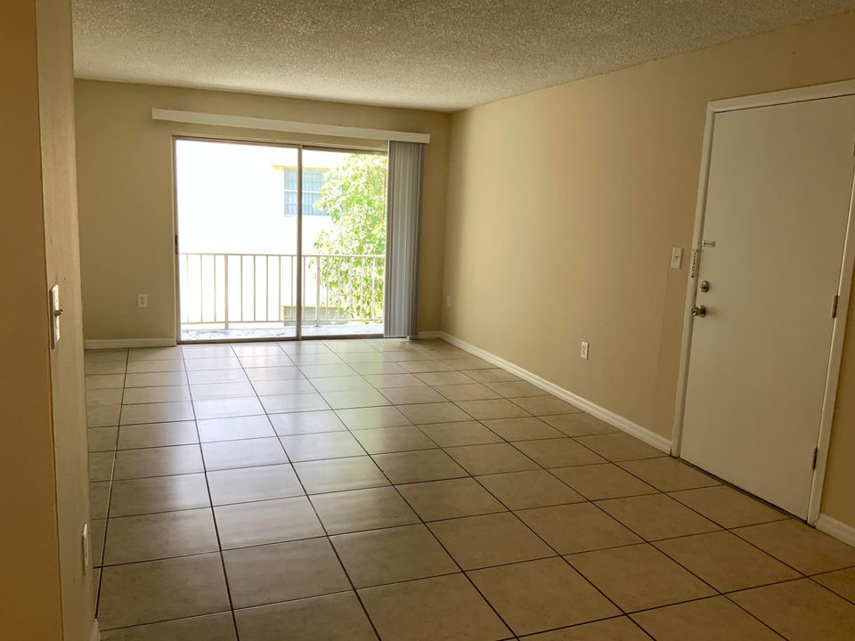 For Rent: $1,850 (2 beds, 2 baths, 925 Square Feet)