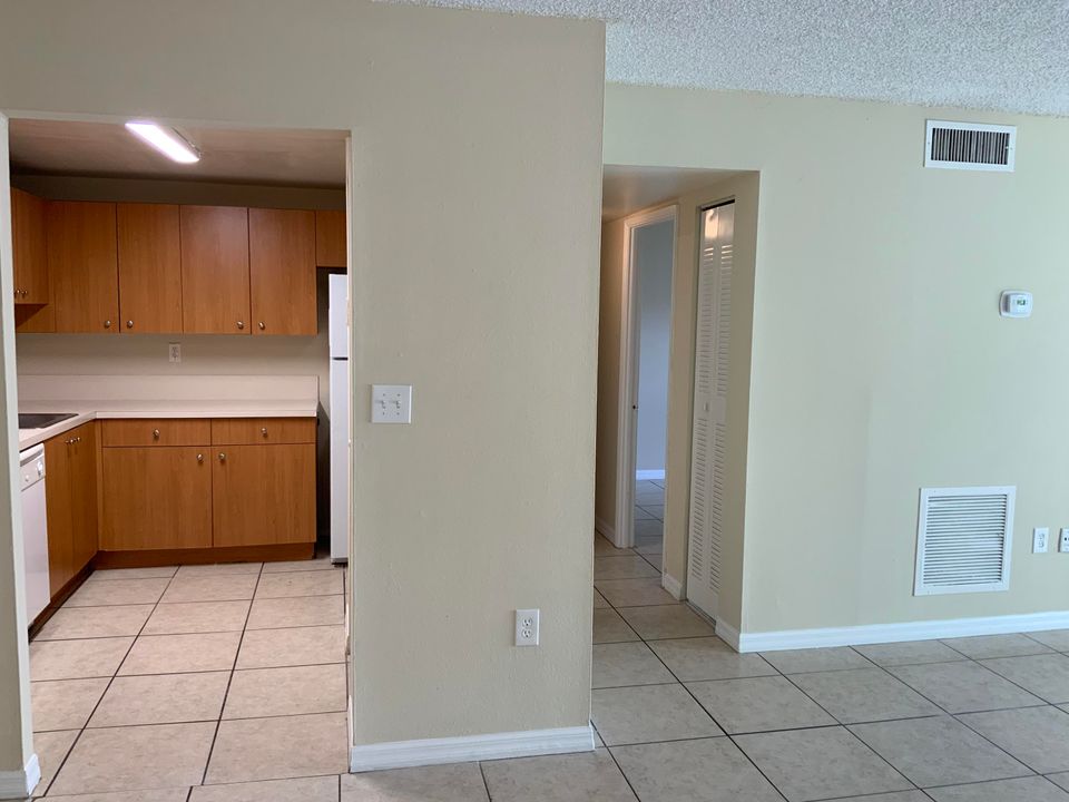 For Rent: $1,850 (2 beds, 2 baths, 925 Square Feet)