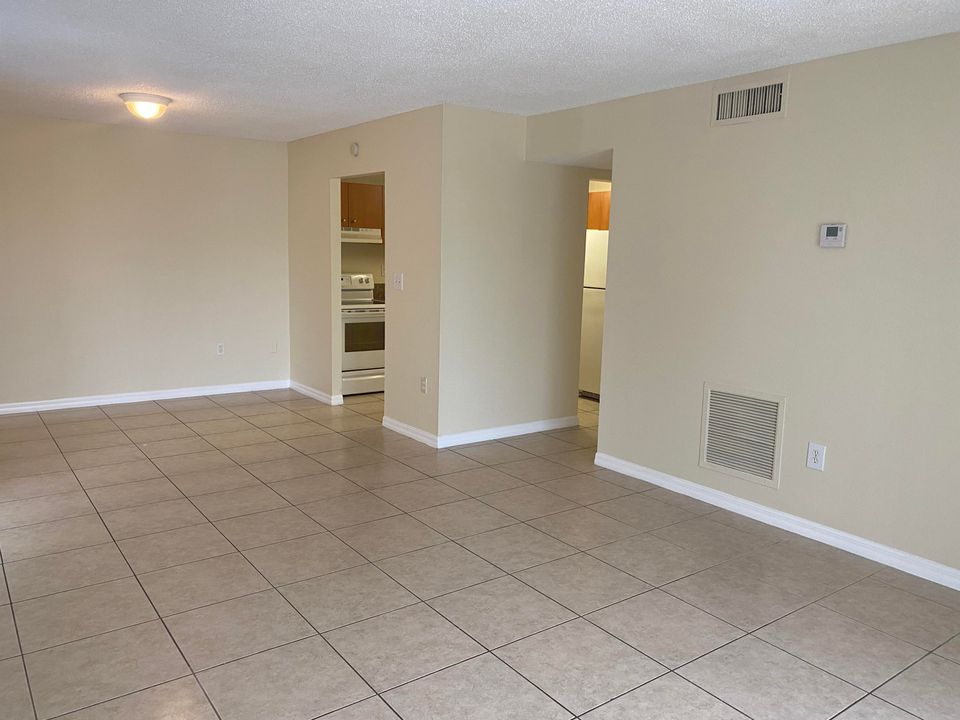 For Rent: $1,850 (2 beds, 2 baths, 925 Square Feet)