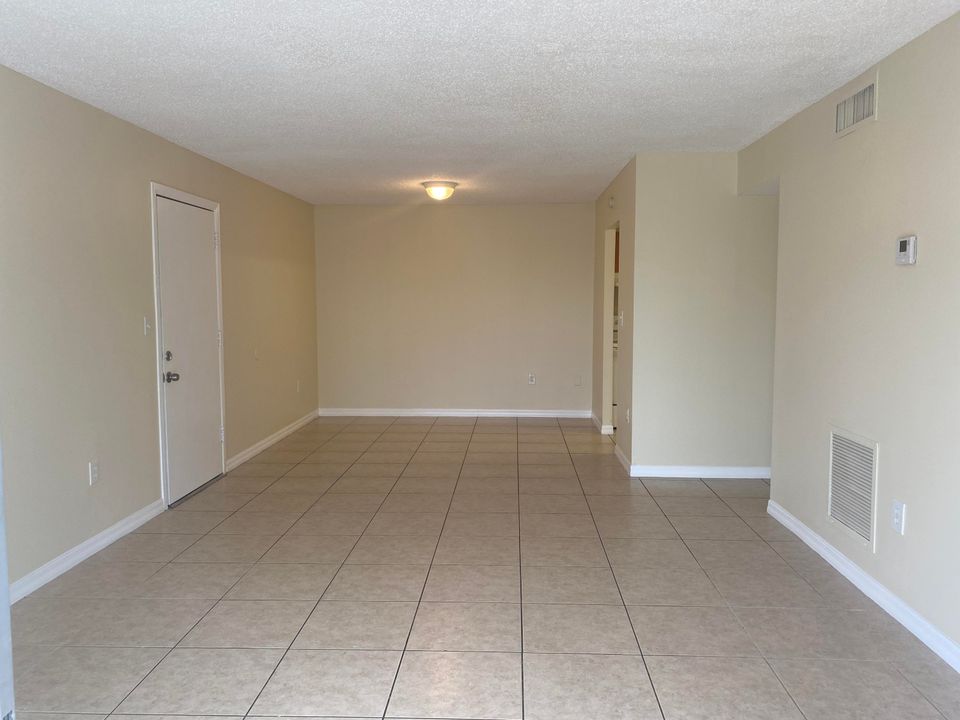 For Rent: $1,850 (2 beds, 2 baths, 925 Square Feet)