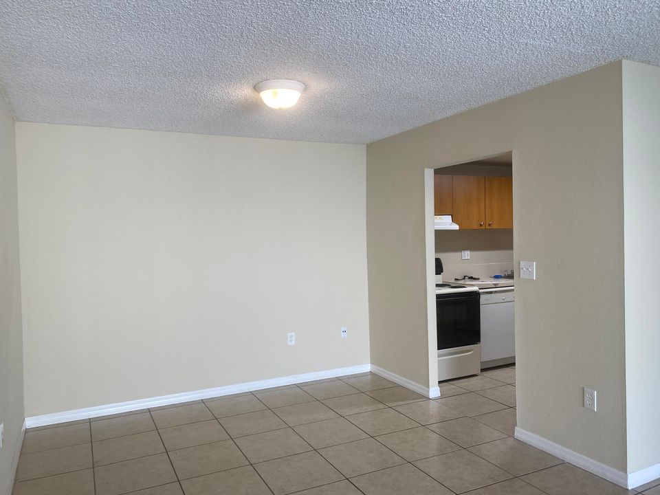 For Rent: $1,850 (2 beds, 2 baths, 925 Square Feet)