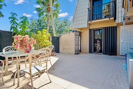 Active With Contract: $305,000 (2 beds, 2 baths, 1236 Square Feet)