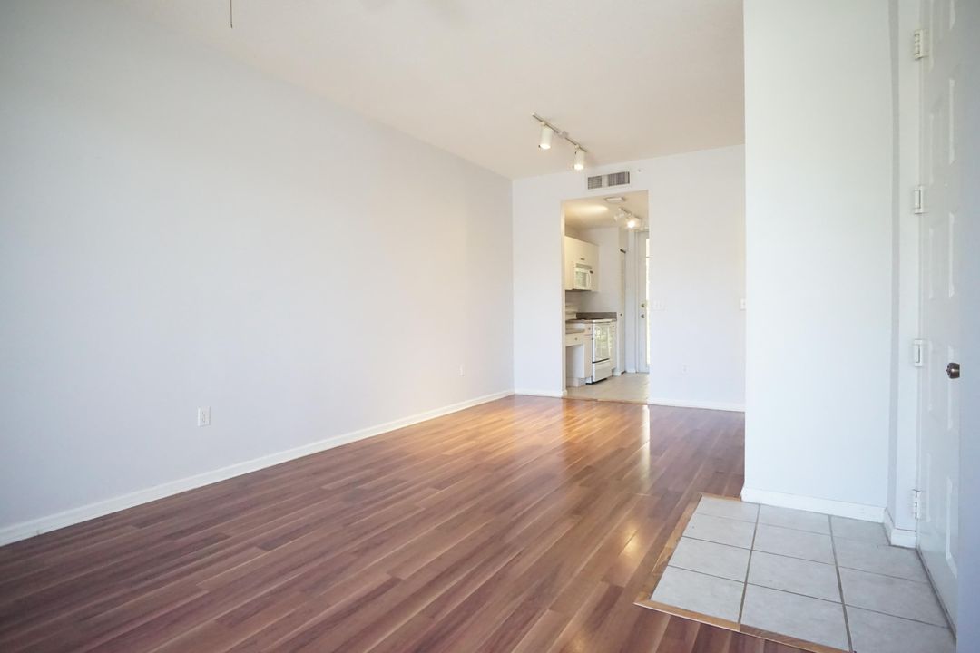 Active With Contract: $1,975 (1 beds, 1 baths, 596 Square Feet)