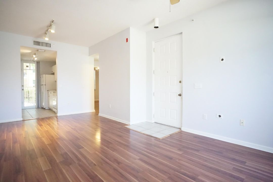 Active With Contract: $1,975 (1 beds, 1 baths, 596 Square Feet)