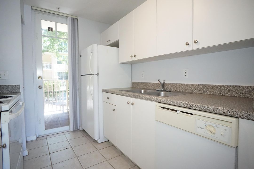 Active With Contract: $1,975 (1 beds, 1 baths, 596 Square Feet)