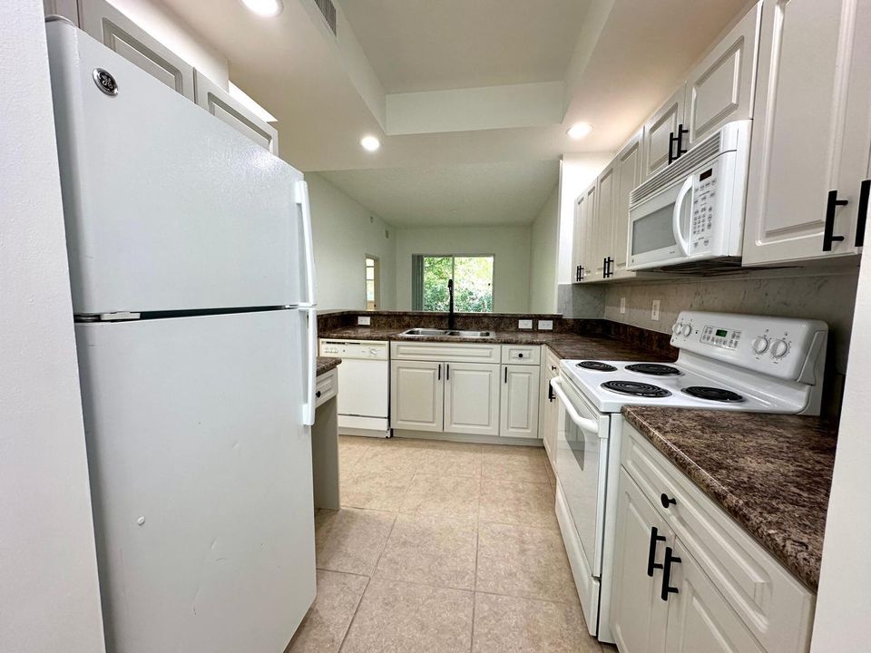 Active With Contract: $2,450 (2 beds, 2 baths, 1100 Square Feet)