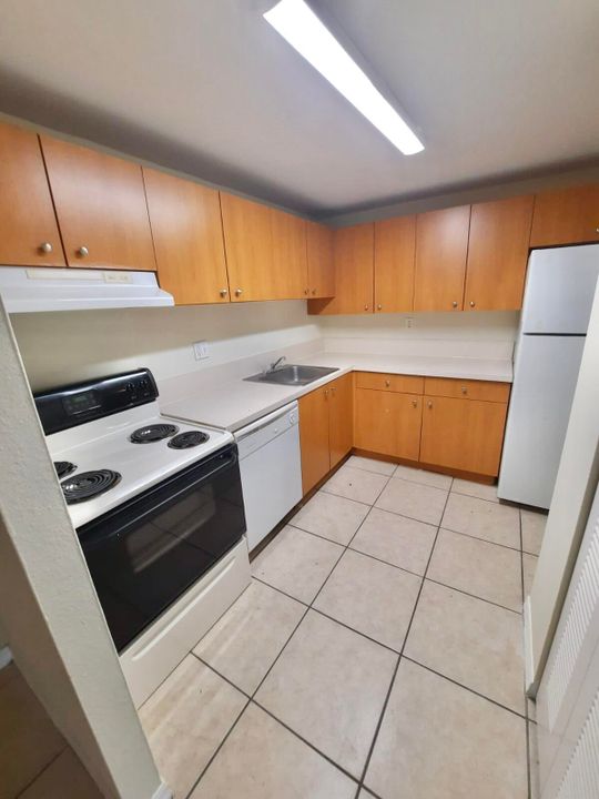 For Rent: $1,850 (2 beds, 2 baths, 925 Square Feet)