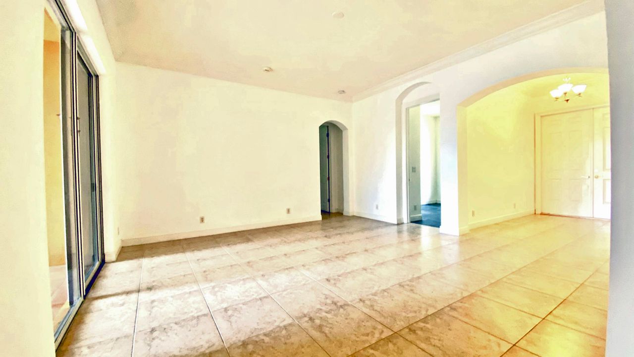 Activo con contrato: $429,000 (4 camas, 2 baños, 2275 Pies cuadrados)