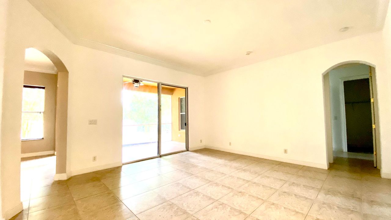 Activo con contrato: $429,000 (4 camas, 2 baños, 2275 Pies cuadrados)