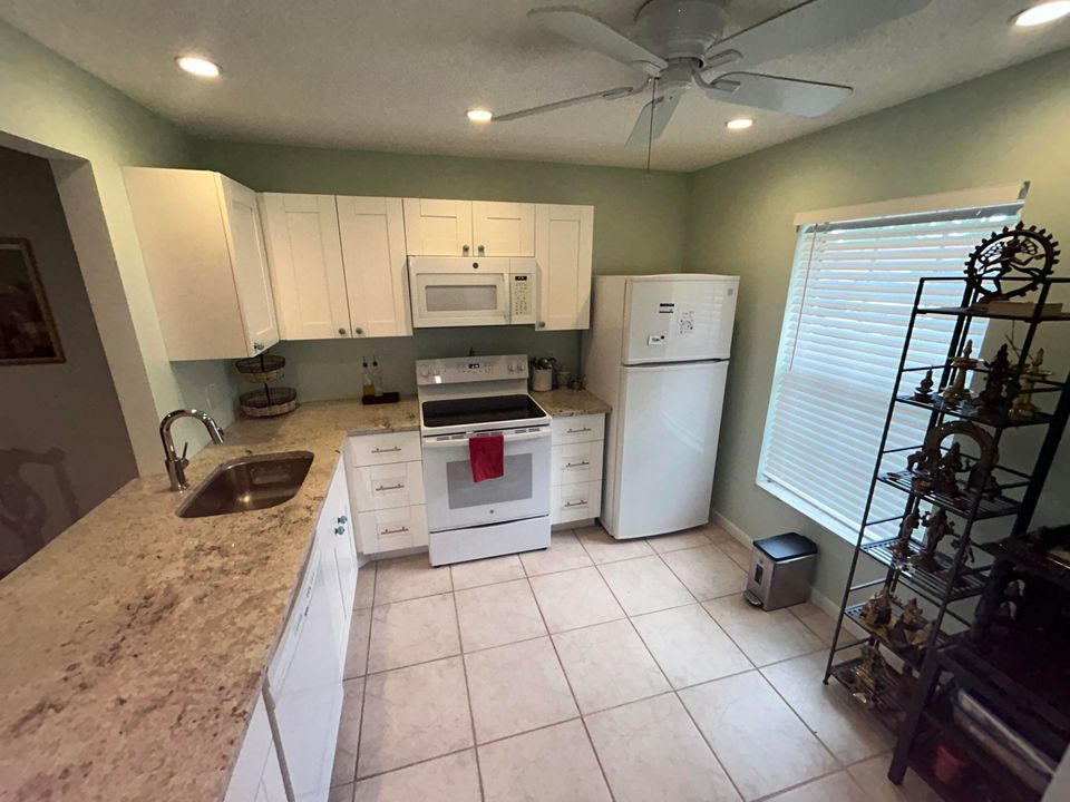 For Sale: $210,000 (2 beds, 2 baths, 941 Square Feet)