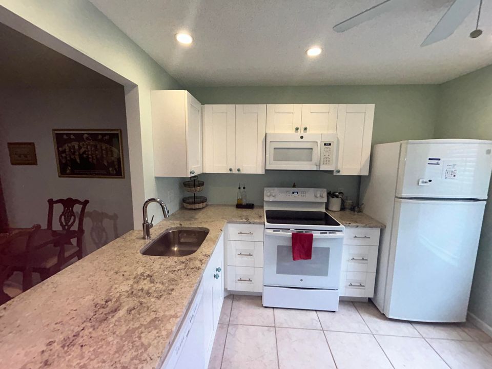 For Sale: $210,000 (2 beds, 2 baths, 941 Square Feet)