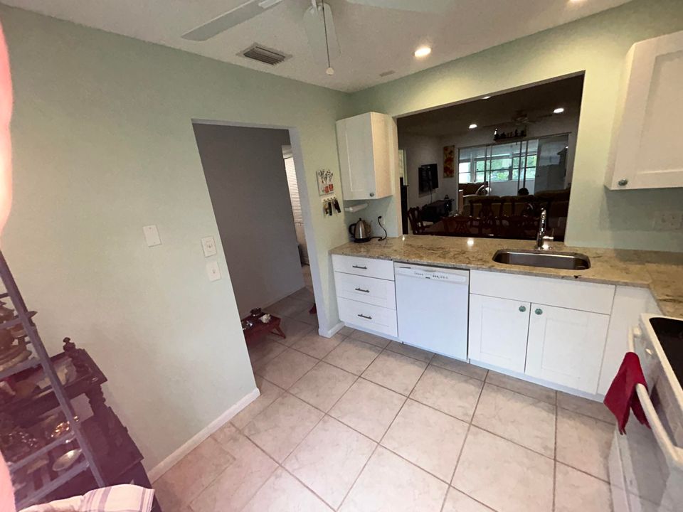 For Sale: $210,000 (2 beds, 2 baths, 941 Square Feet)