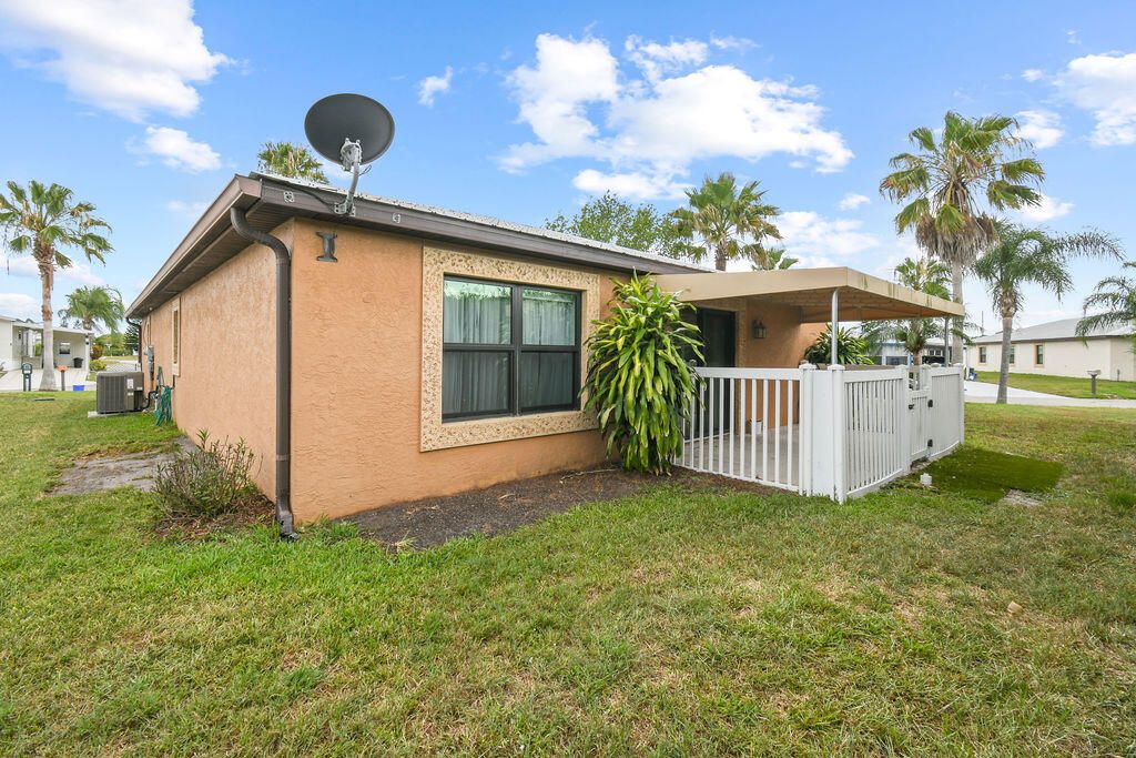 For Sale: $215,900 (2 beds, 2 baths, 1428 Square Feet)