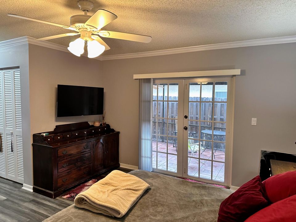 For Sale: $334,900 (2 beds, 2 baths, 1321 Square Feet)