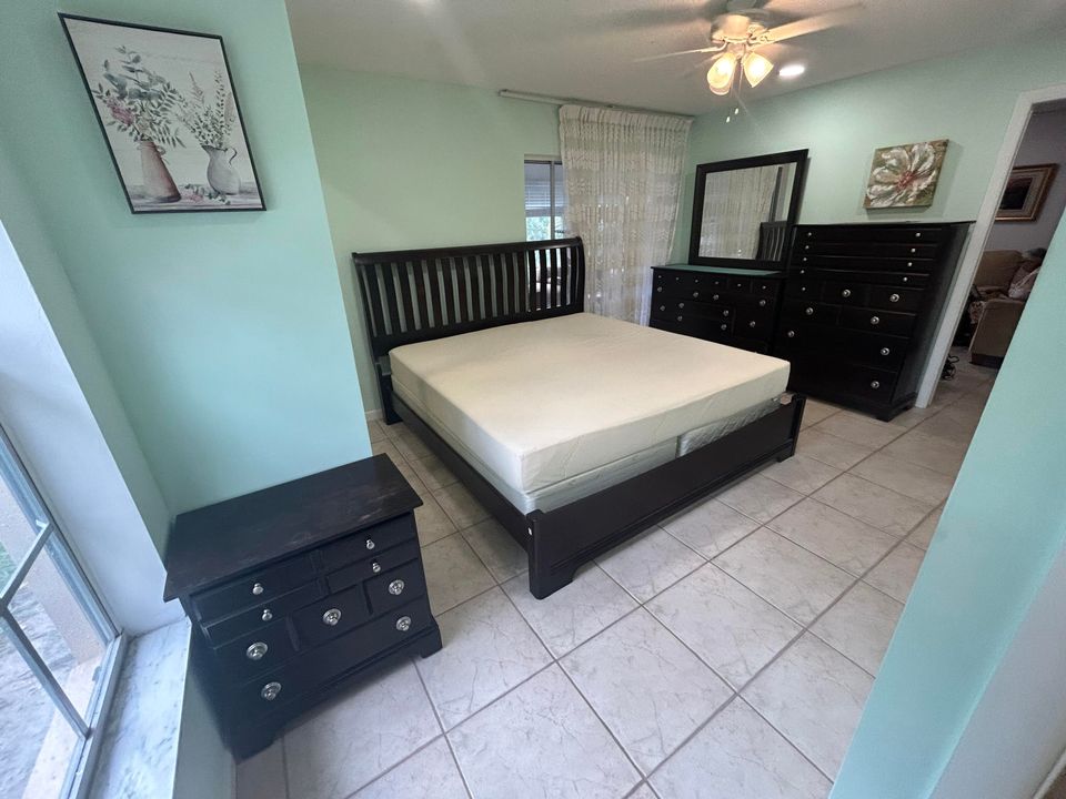 For Sale: $210,000 (2 beds, 2 baths, 941 Square Feet)